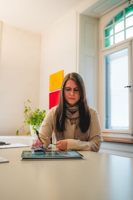 Projektarbeit im Büro: Planung, Koordination und Detailarbeit gehören zum Alltag in der Gebäudetechnik. (Bilder: Janmaat Fotografie, zVg)